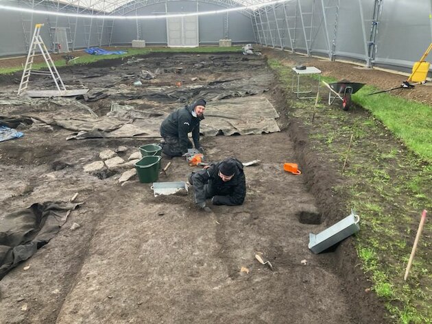 Fredrik och Elin på jakt efter järnåldern