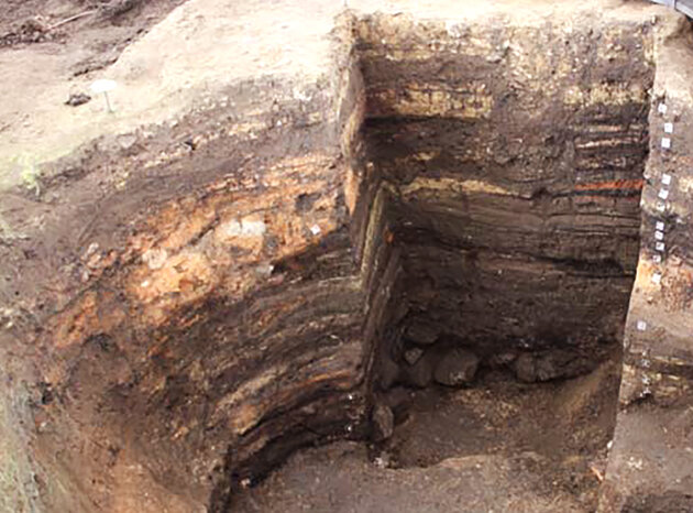 Närbild på grävningen som visar hallens lager