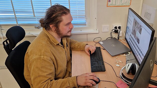 Julius Lundin jobbar vid datorn