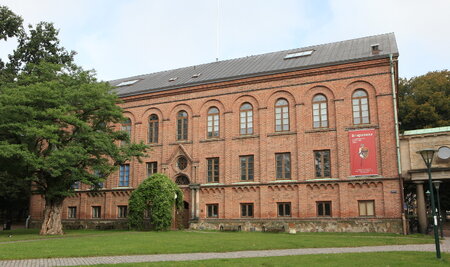 bild på Historiska museet utifrån. Rött backstenshus.